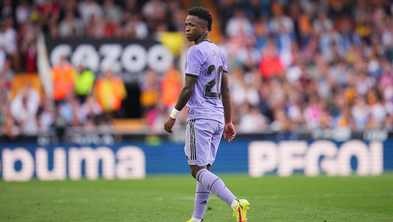 Vinicius durante un partido en Mestalla