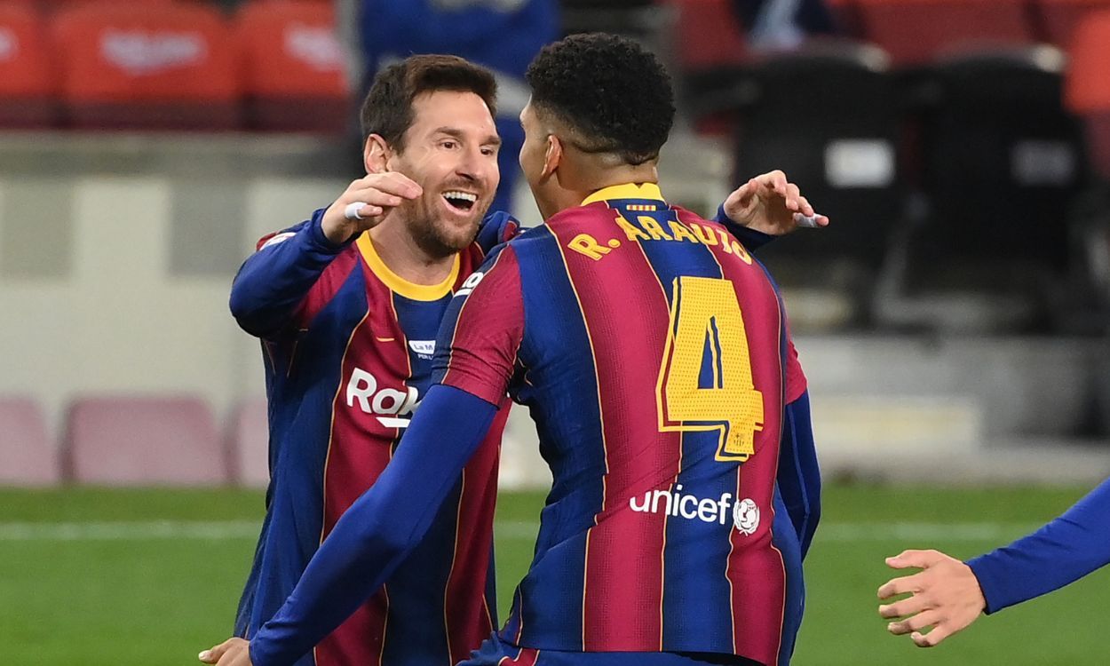 Leo Messi y Ronald Araújo celebran un gol del FC Barcelona