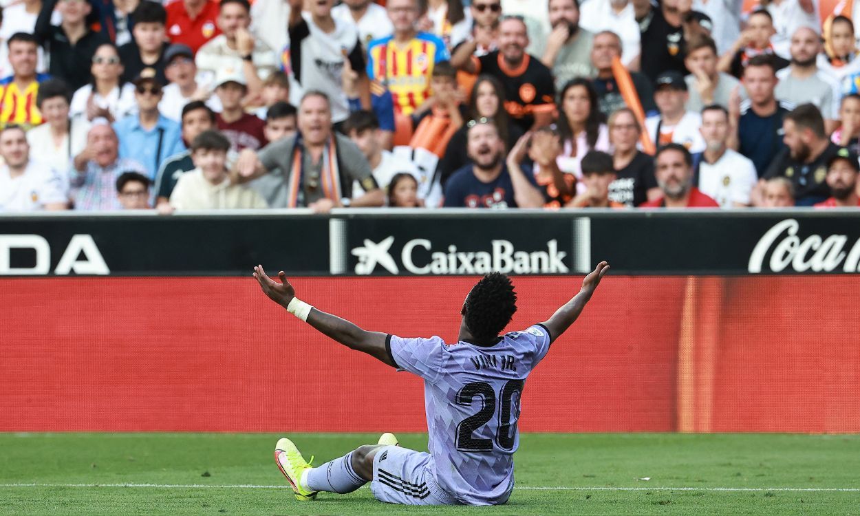 Vinicis Jr en el césped de Mestalla