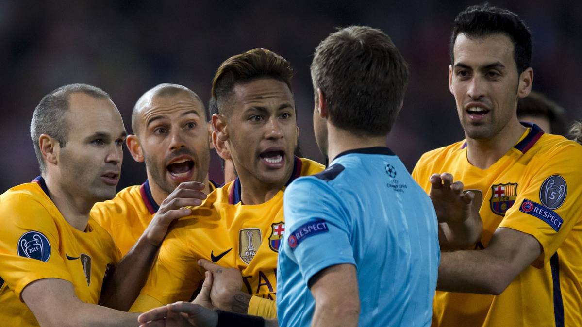El FC Barcelona, protestando al árbitro el penalti no pitado