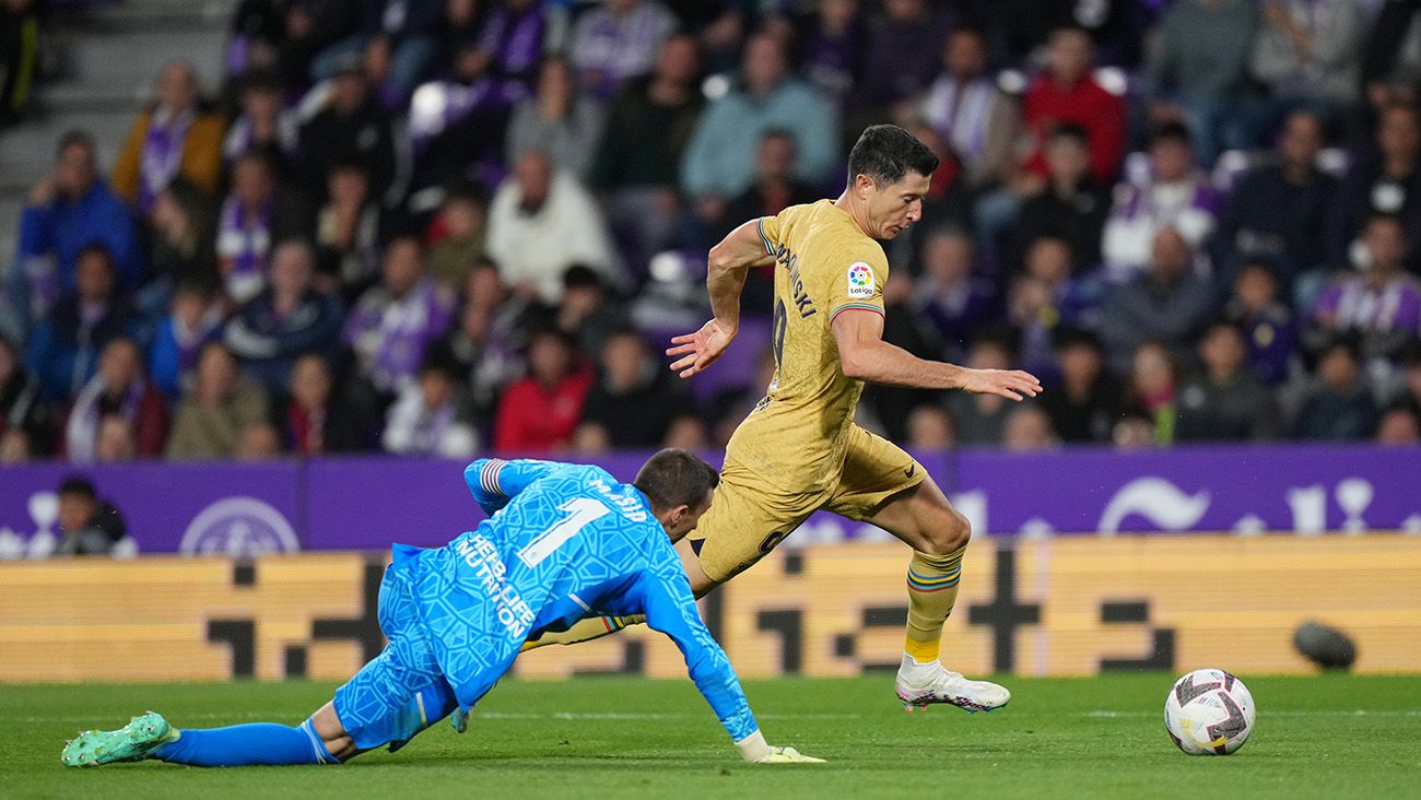 Robert Lewandowski in the play of his goal against Valladolid