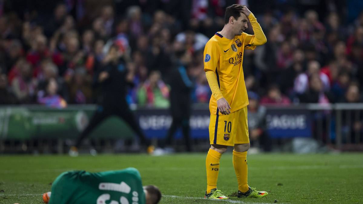 Leo Messi, lamentándose tras una ocasión perdida en el Calderón