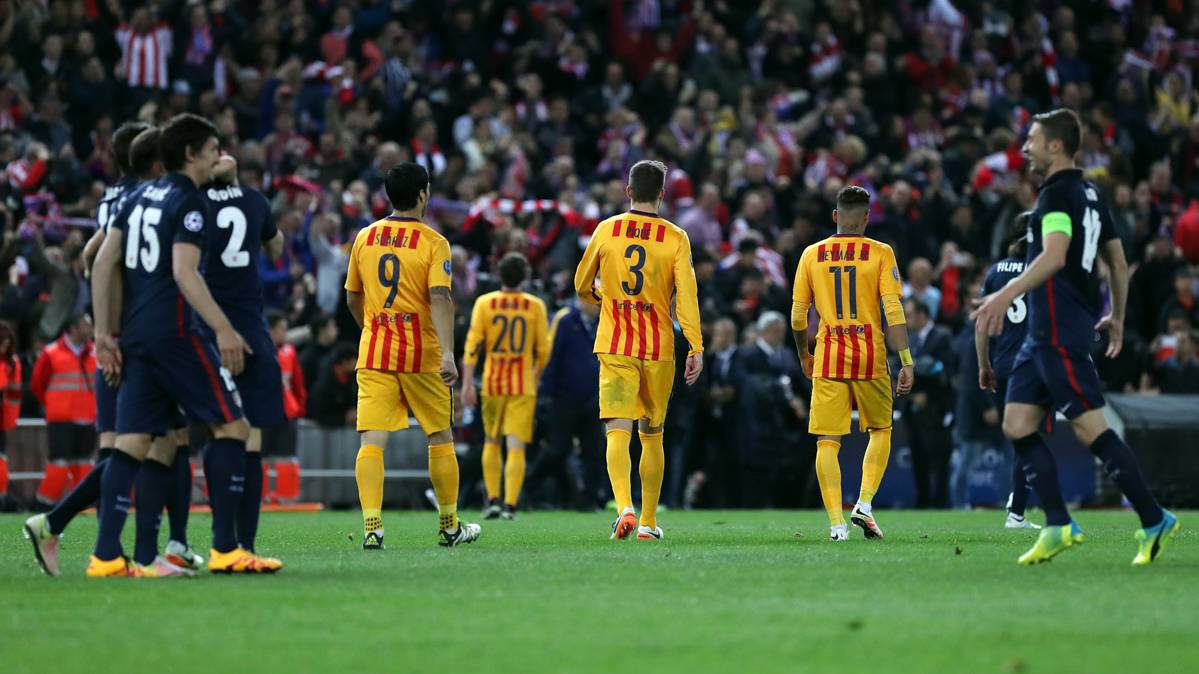 The FC Barcelona, enfilando the way to the changing rooms of the Calderón