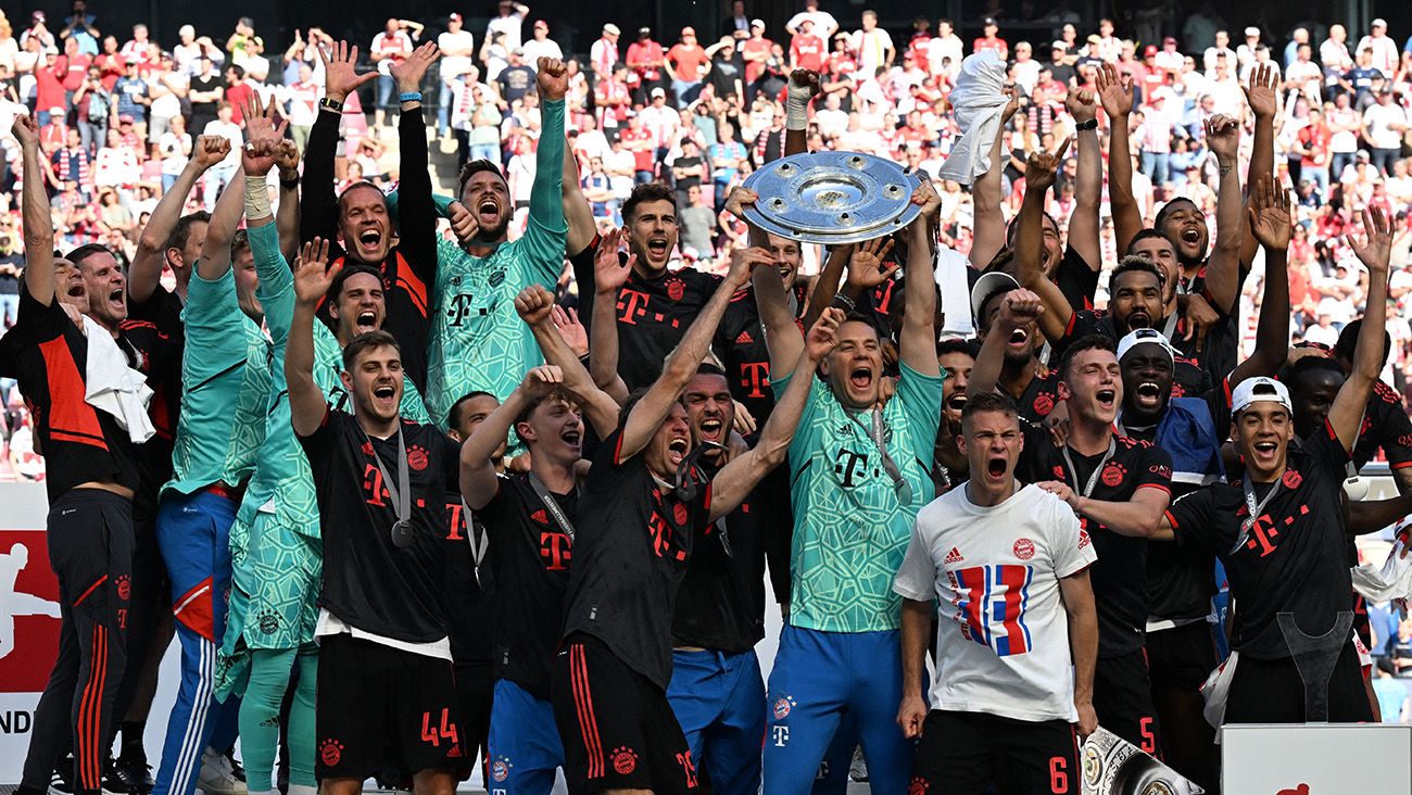 Bayern Munich players lift the Bundesliga trophy