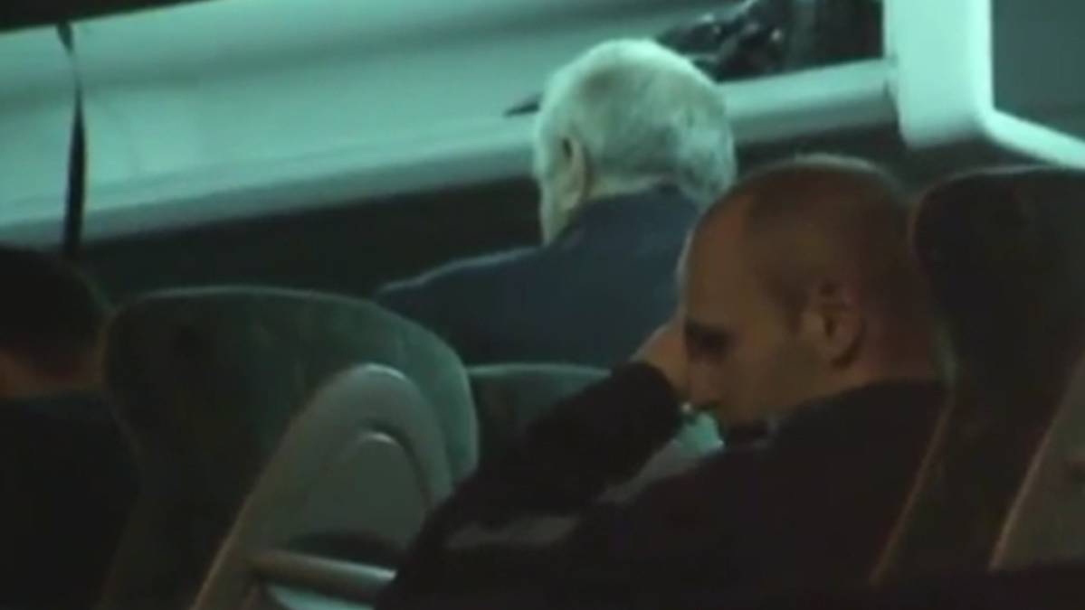 Andrés Iniesta, llorando en el autocar del FC Barcelona