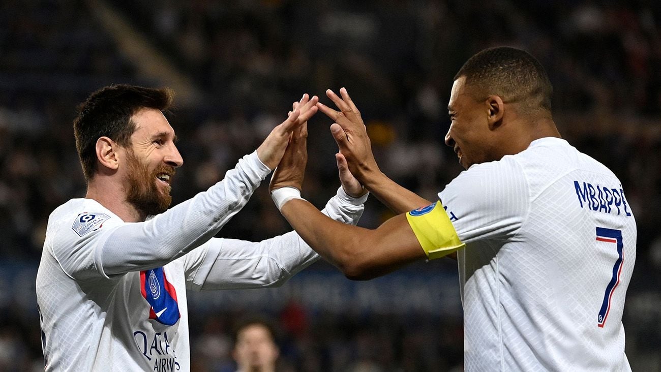 Leo Messi and Kylian Mbappé celebrate the equalizer against Racing Strasbourg (1-1)