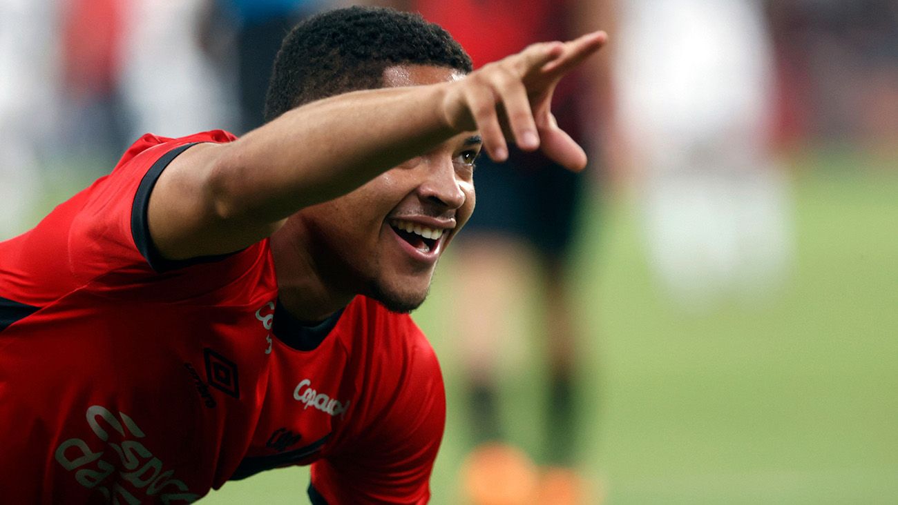 Vitor Roque celebrating a goal with Athletico Paranaense