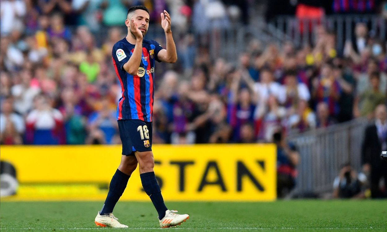 Jordi Alba ovacionado en el Camp Nou durante su despedida