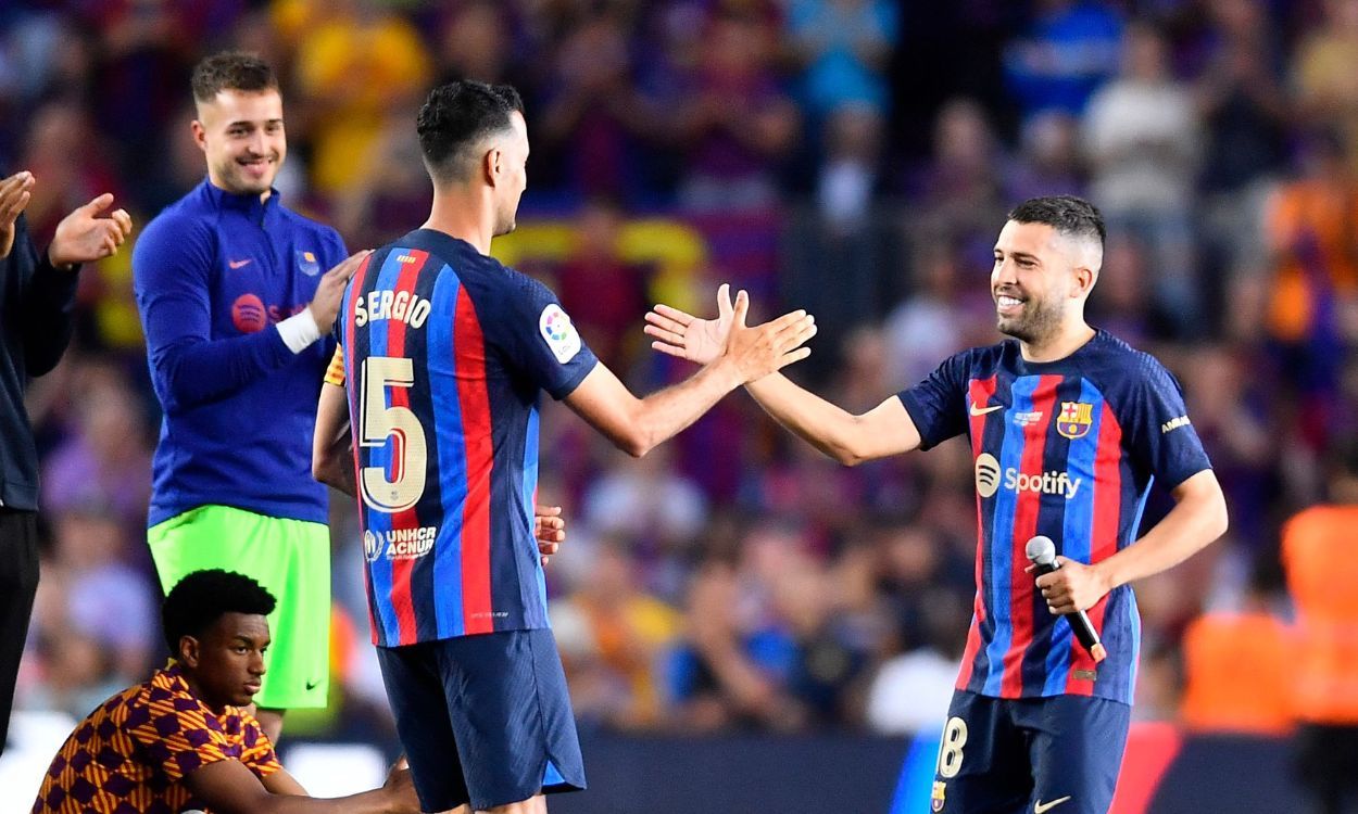 Jordi Alba y Sergio Busquets se despiden del FC Barcelona en el Camp Nou