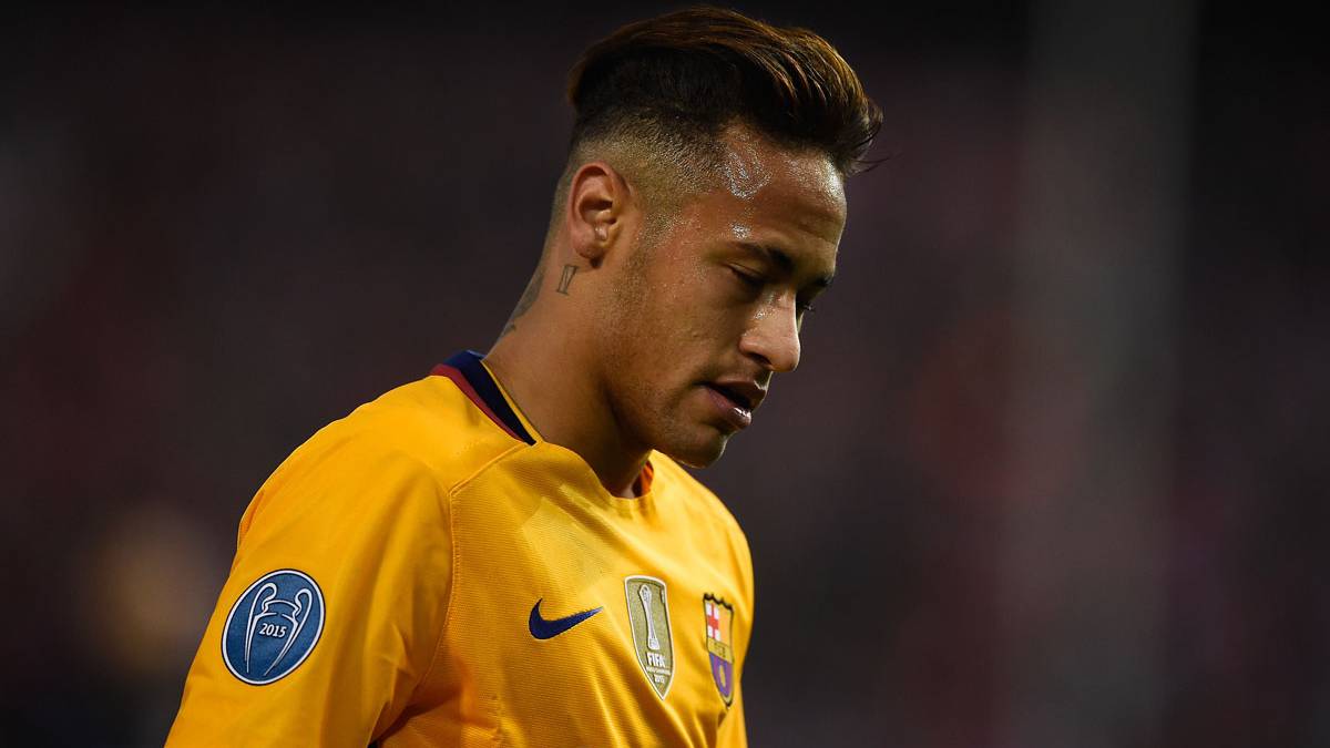 Neymar, con cara de circunstancias en el Calderón