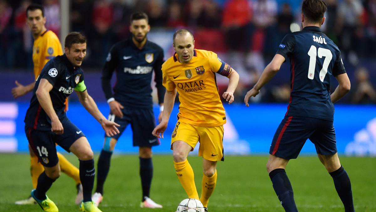 Andrés Iniesta, surrounded of players of the Athletic of Madrid