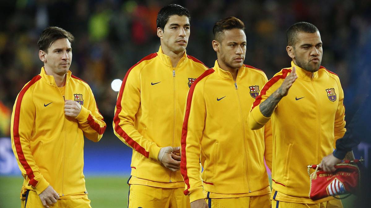Los jugadores del Barça, saludando a los del Atlético antes del partido