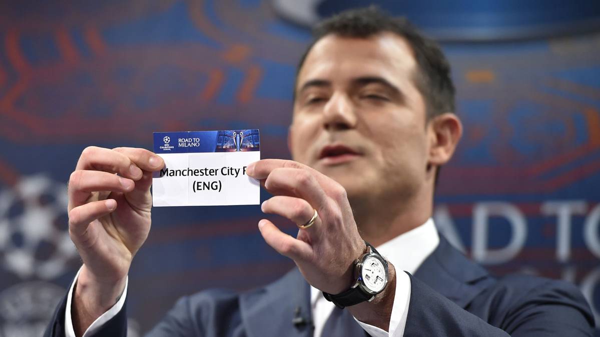 Dejan Stankovic, sacando la bolita del Manchester City en el sorteo