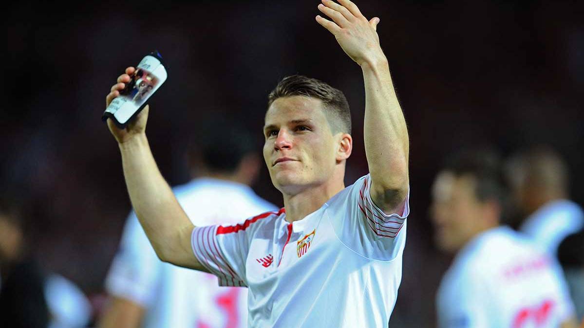 Kevin Gameiro celebrating the pass to semifinals of the Europe League with the Seville