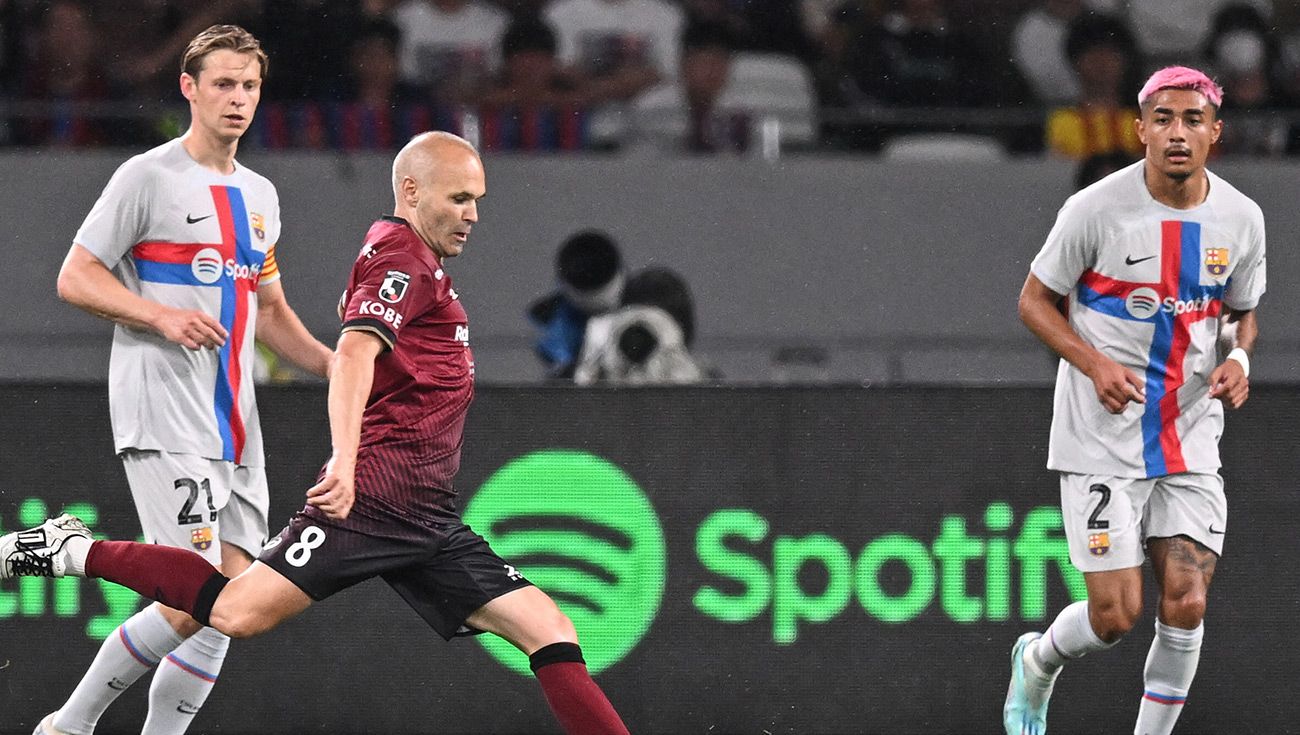 Iniesta, De Jong y Julián Araujo durante el amistoso Vissel Kobe-Barça