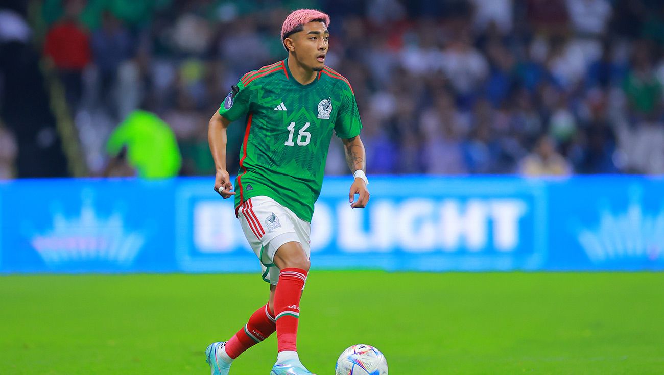 Julián Araujo durante un partido con México