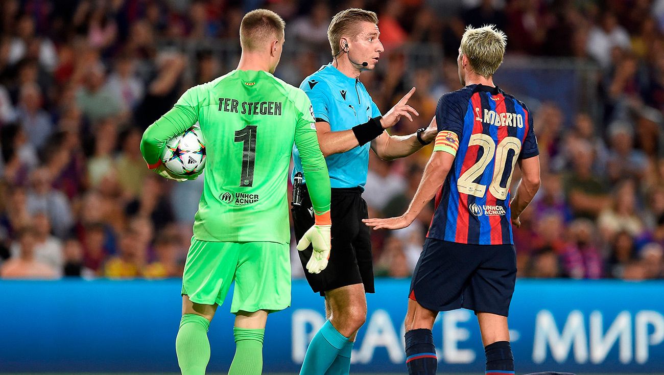 Ter Stegen y Sergi Roberto protestando una jugada en Champions