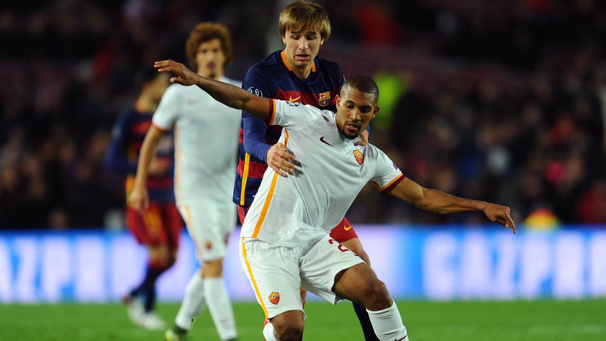 Samper, contesting a balloon against a player of the Rome