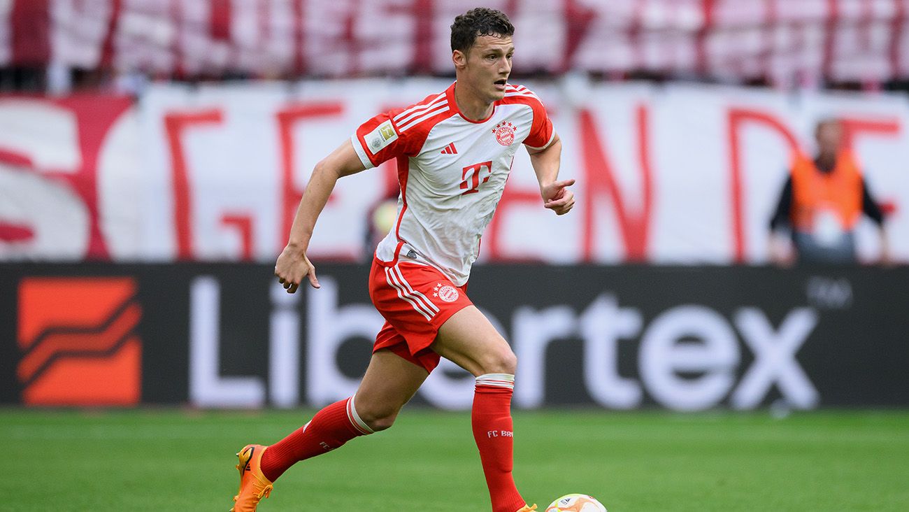 Benjamin Pavard in a match with Bayern Munich