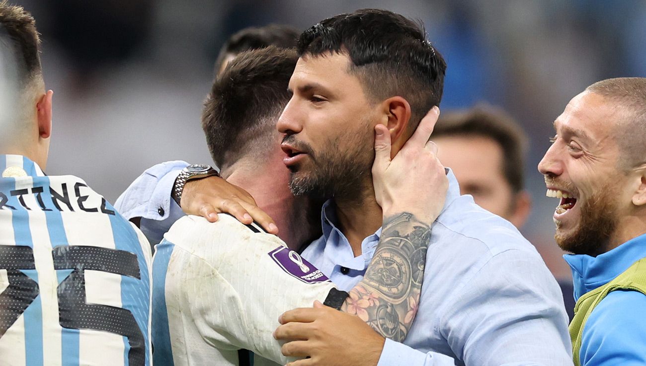 Leo Messi y Sergio Agüero tras la final del Mundial de Qatar