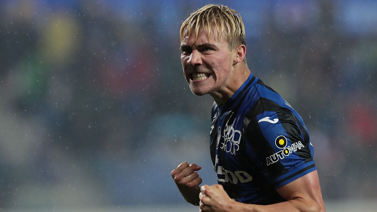 Rasmus Hojlund festejando un gol con el Atalanta