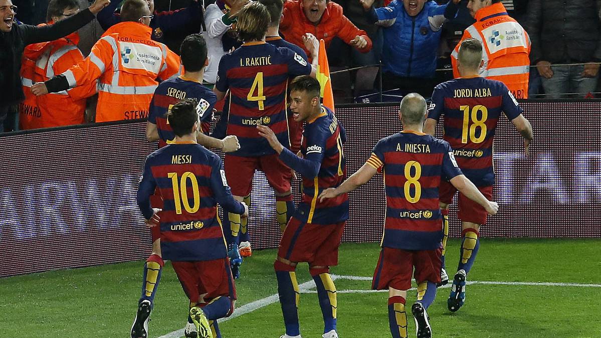 El FC Barcelona, celebrando el gol de Piqué al Real Madrid