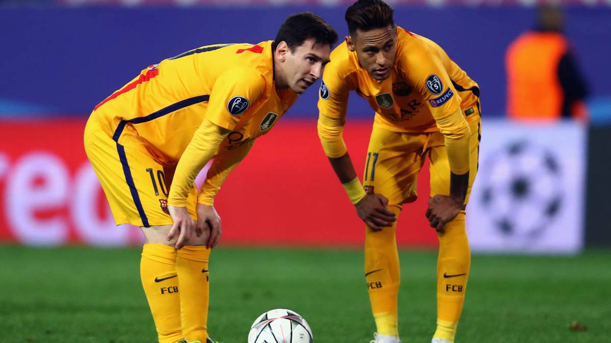 Messi and Neymar, preparing to kick a fault