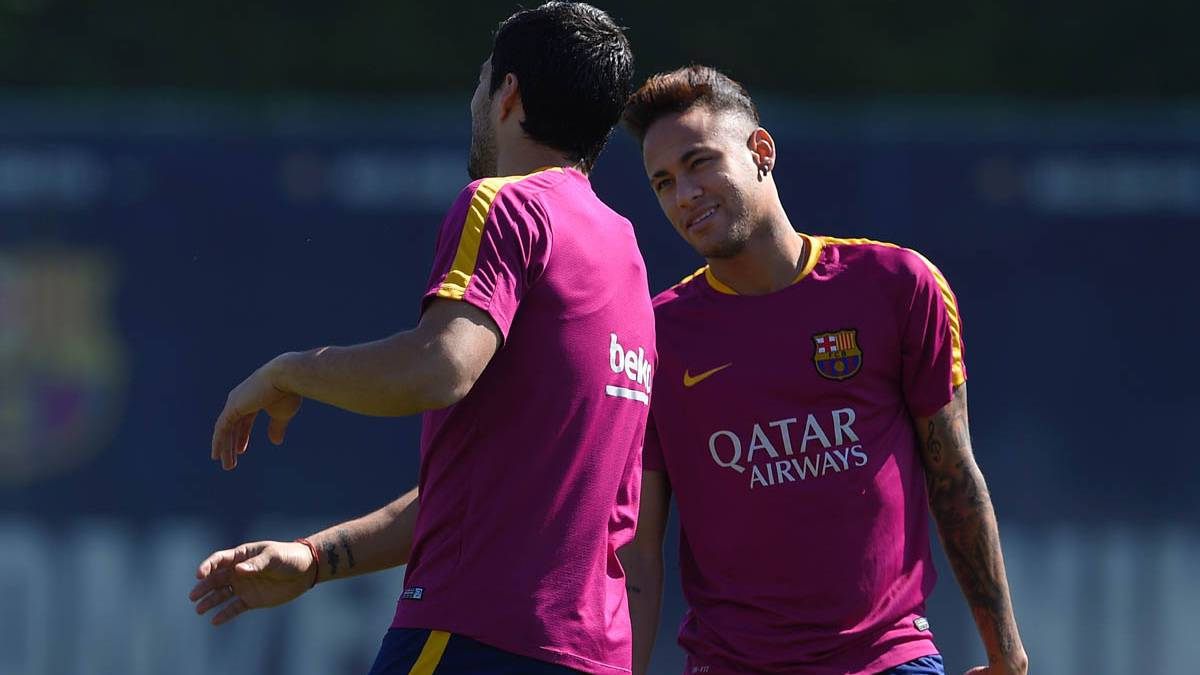Neymar Jr y Luis Suárez, charlando durante el entrenamiento