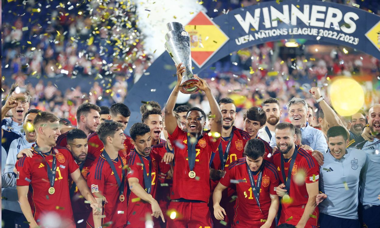 Los jugadores de España celebran la Nations League