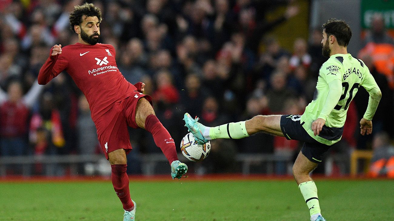 Mohamed Salah y Bernardo Silva disputando un balón