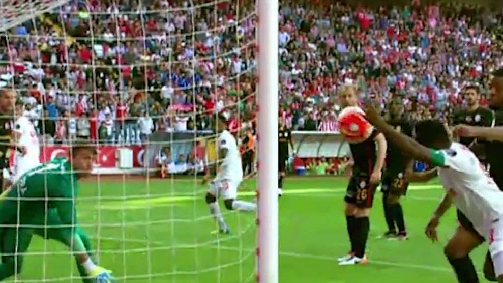 Gol con la mano de Samuel Eto'o ante el Galatasaray