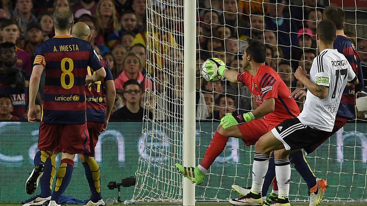 El Valencia, marcando el primer gol del partido contra el Barça