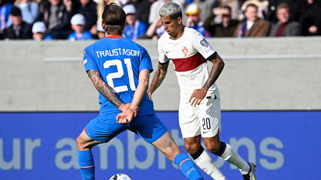 Joao Cancelo en un partido con Portugal