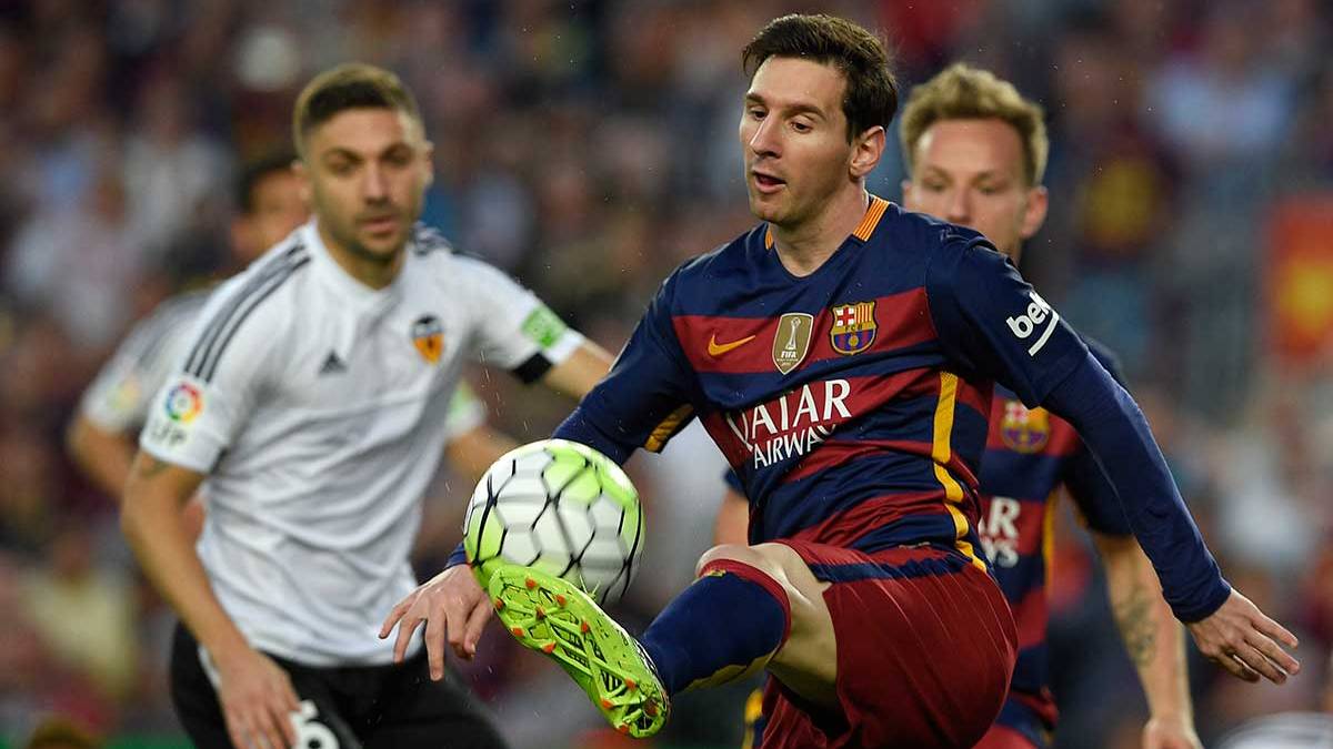 Messi controlando un balón en el encuentro frente al Valencia CF