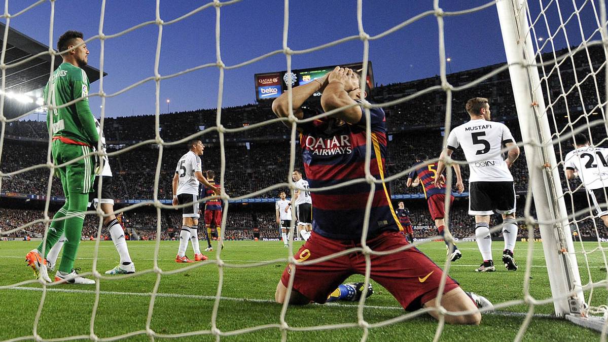 Luis Suárez, lamentándose tras fallar una ocasión de gol