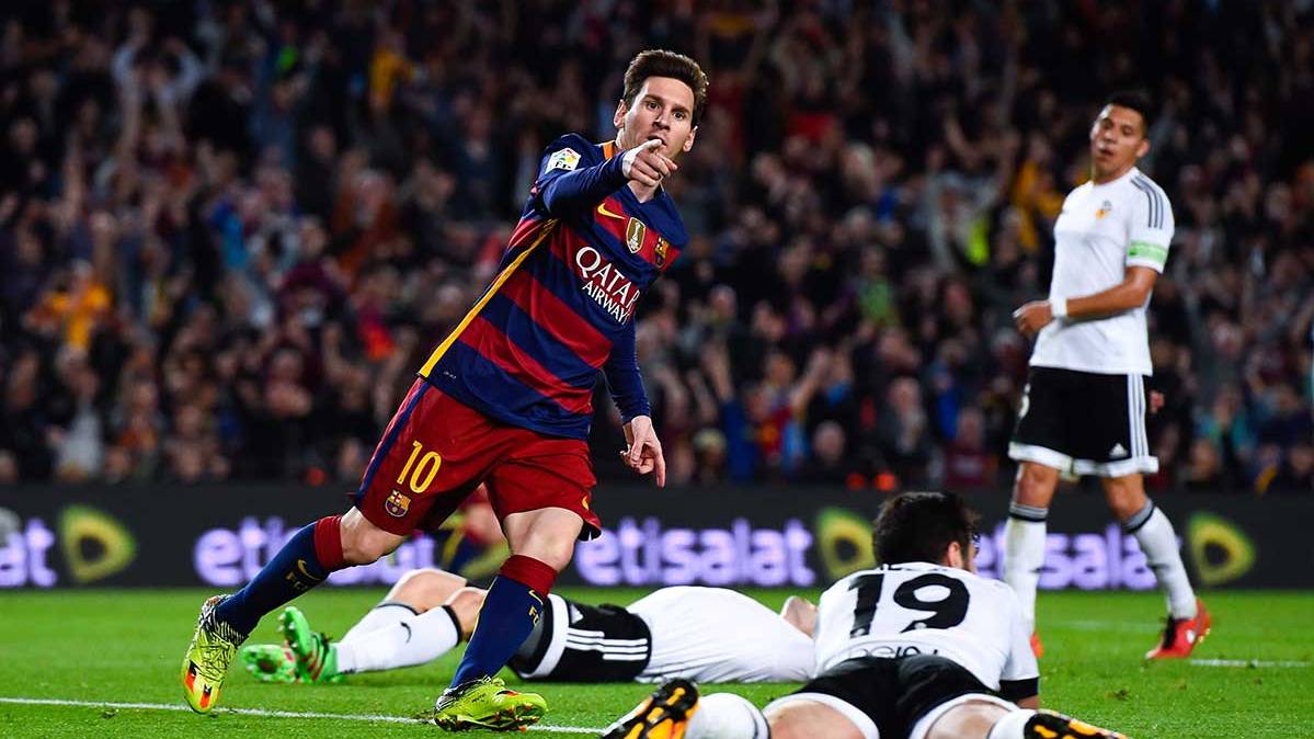 Leo Messi celebrates his goal in front of Valencia Cf