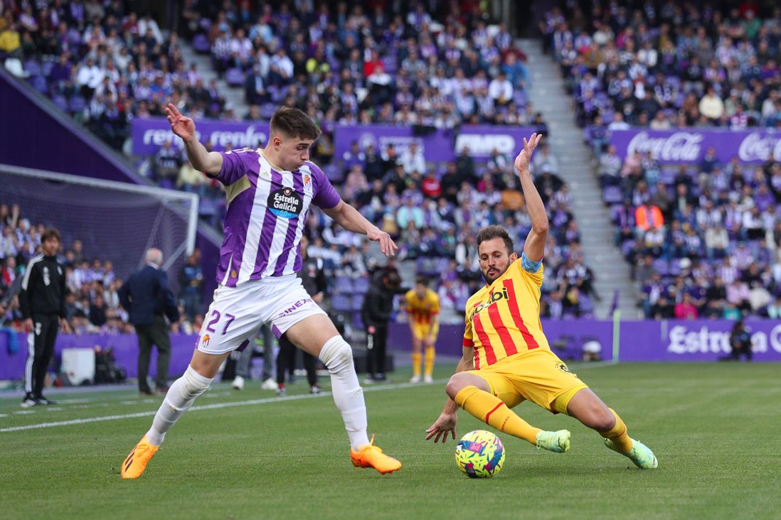 Iván Fresneda en un duelo con el Valladolid