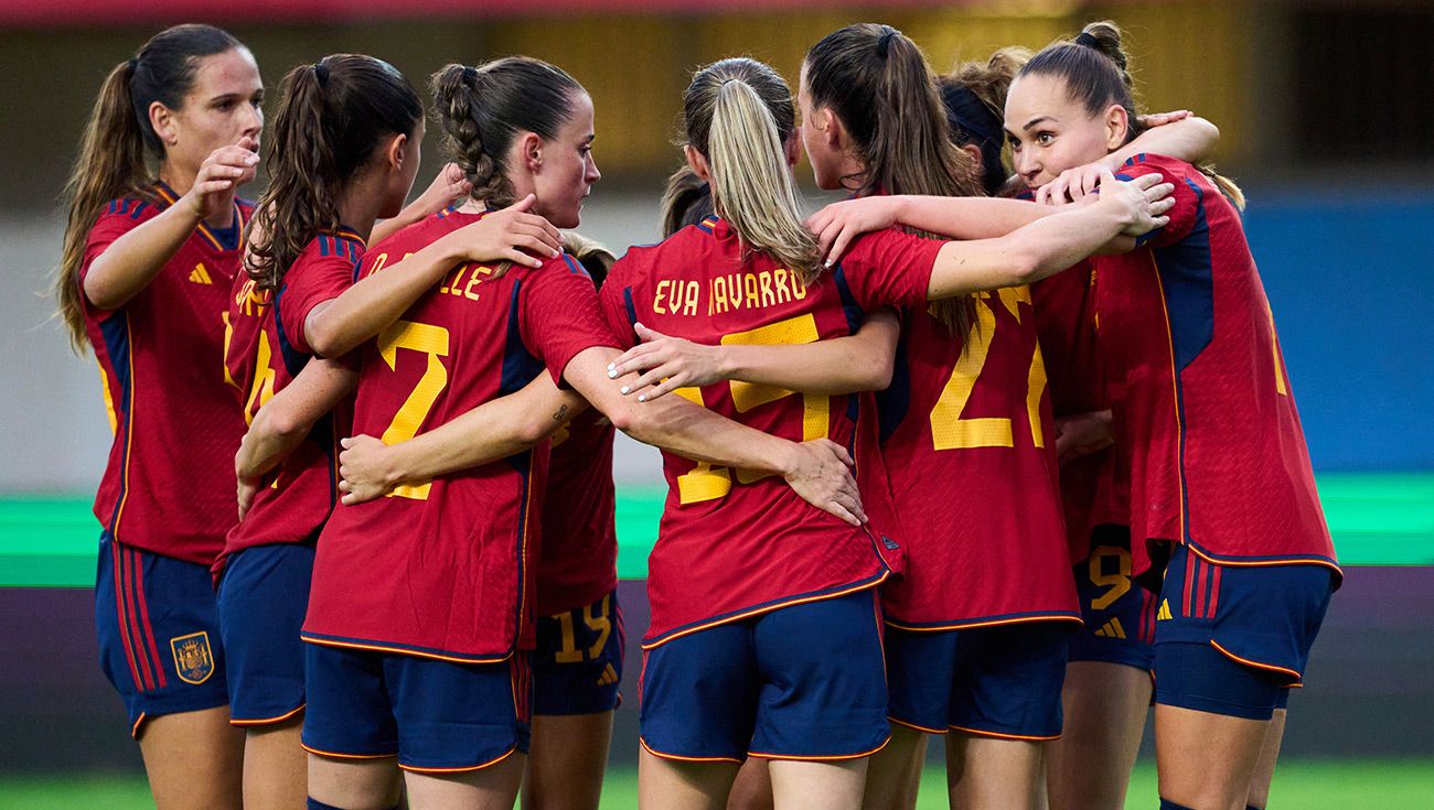 Jugadoras de España celebrando un gol