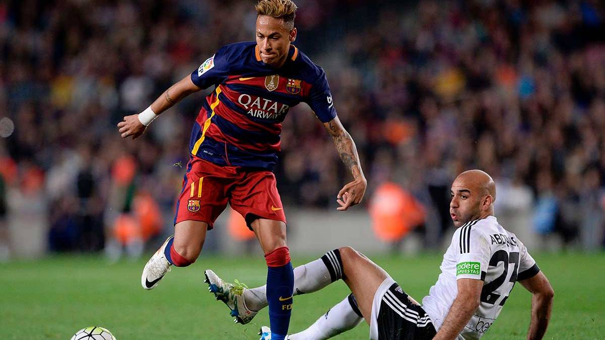 Neymar Júnior en una acción durante el partido frente al Valencia CF
