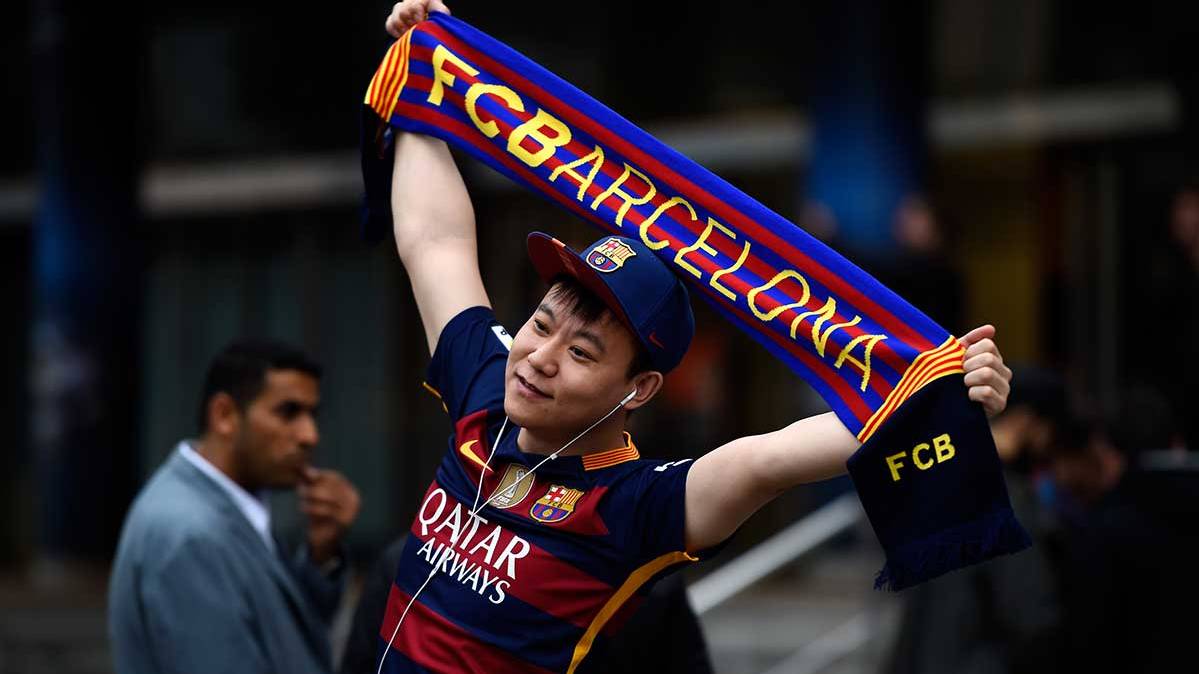 Una aficionado del FC Barcelona en los aledaños del Camp Nou