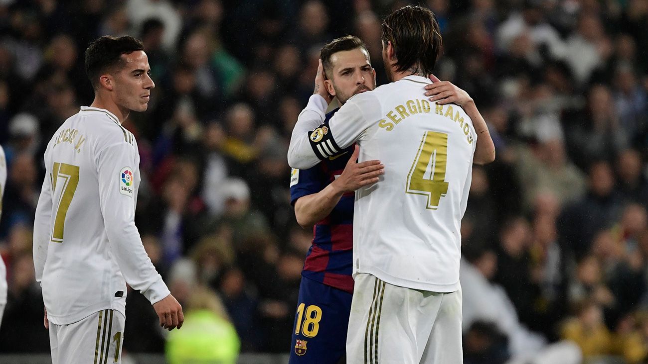 Sergio Ramos y Jordi Alba, abrazados después de un Clásico