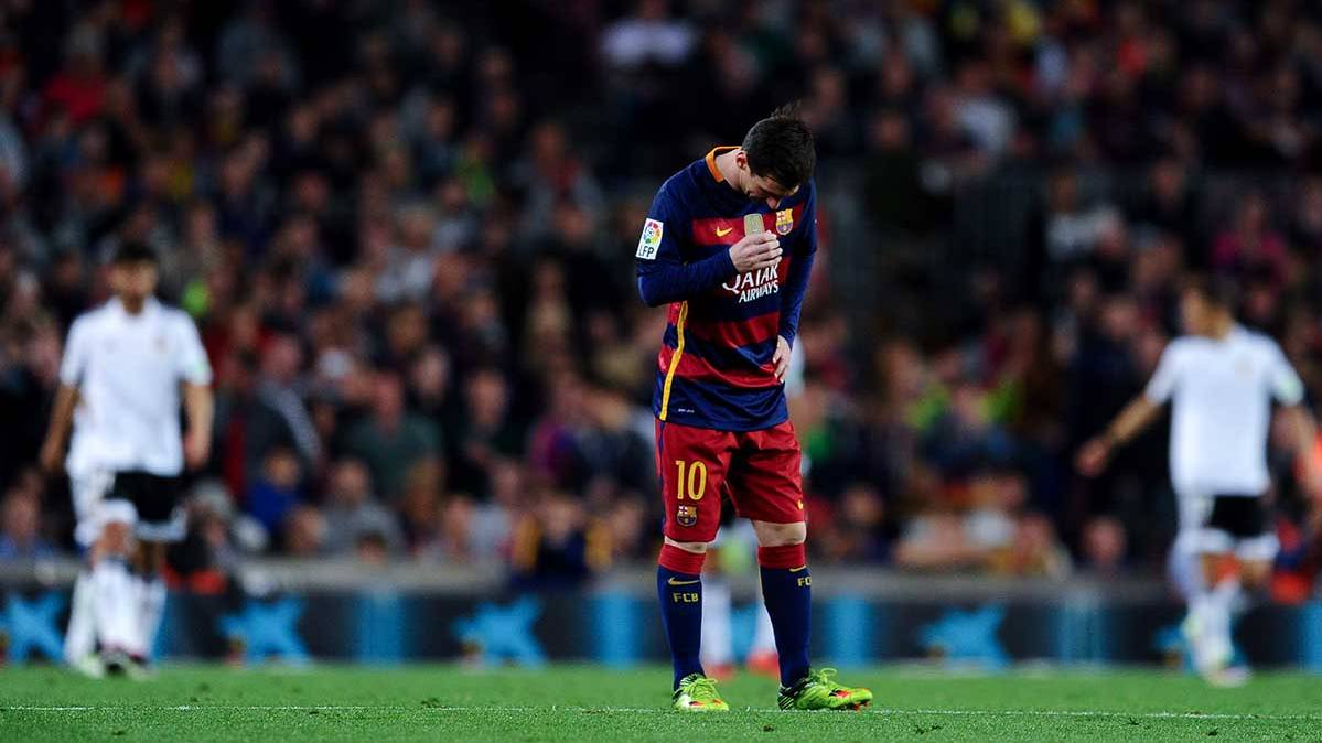 Leo Messi, apesadumbrado durante el partido frente al Valencia CF