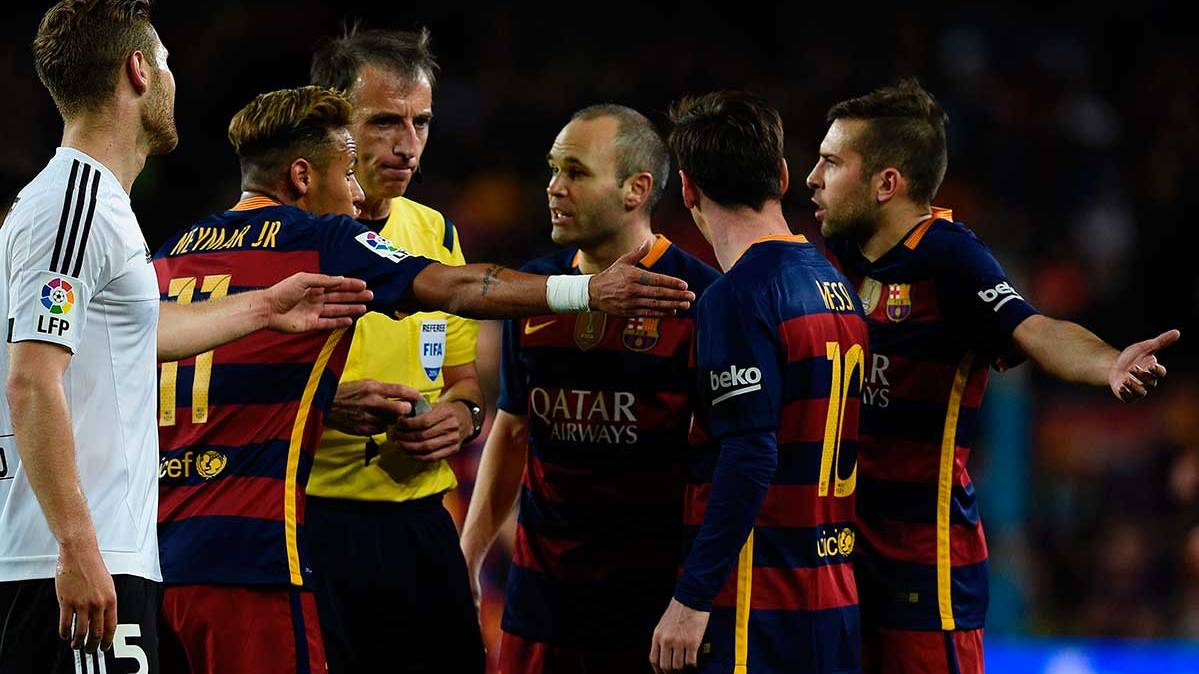 Los jugadores del FC Barcelona durante el encuentro ante el Valencia CF