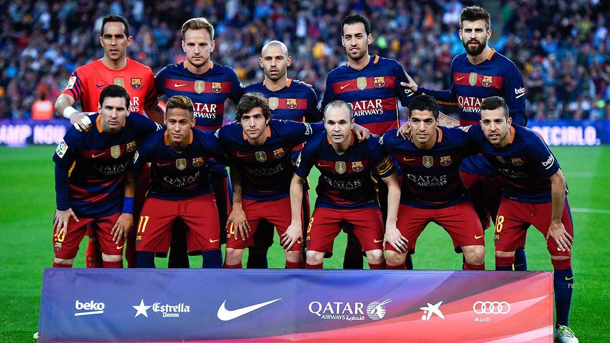 The initial alignment of the FC Barcelona in front of the Valency in the Camp Nou