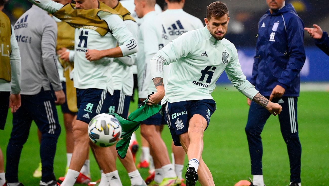 Iñigo Martínez durante un entrenamiento con España