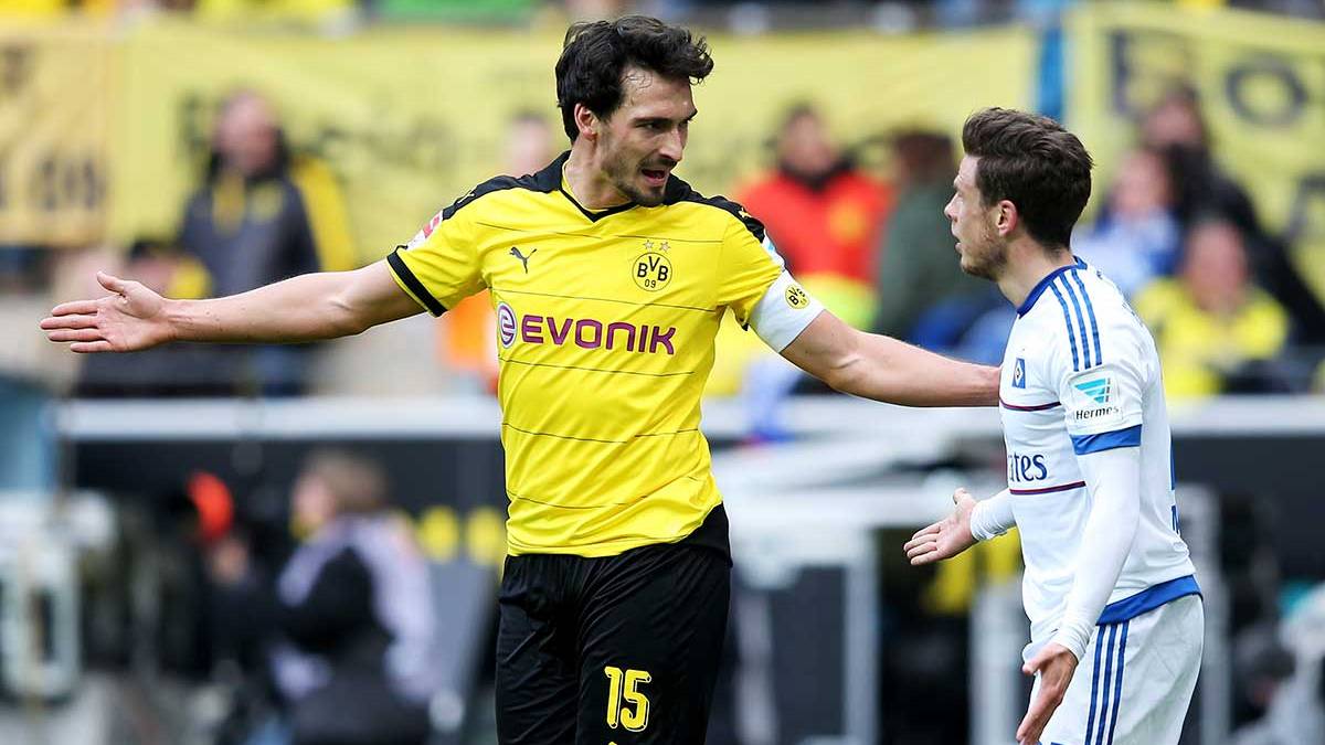 The defence of the Borussia Dortmund Matt Hummels in front of the Hamburg