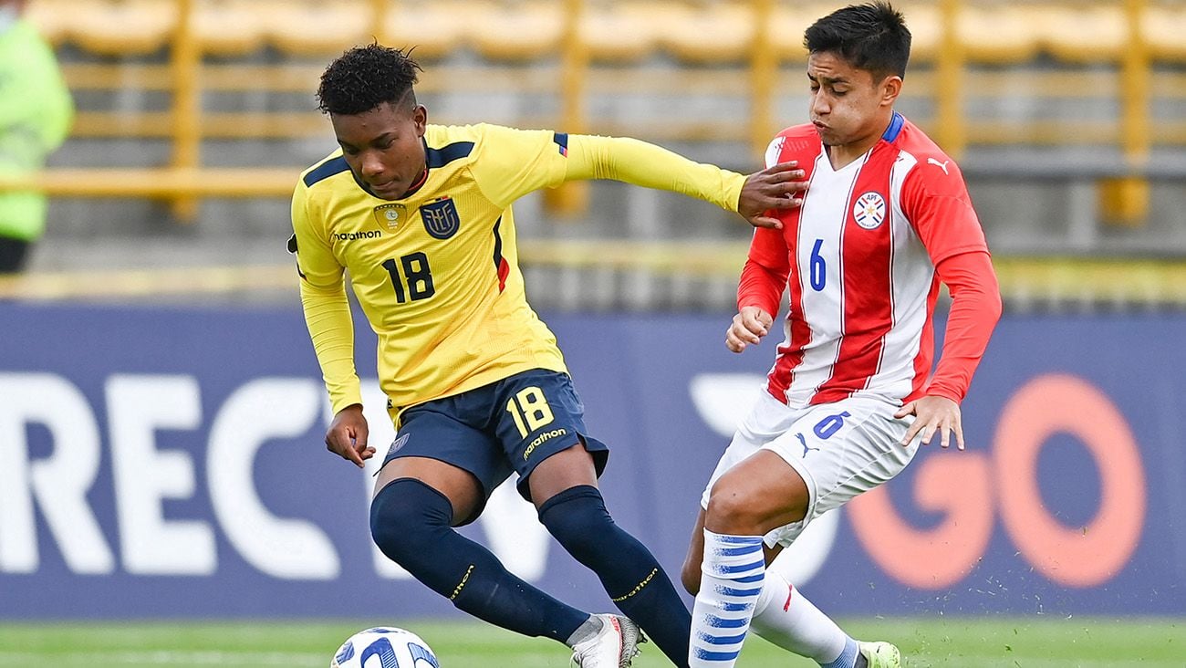 Óscar Zambrano during a match against the Paraguayan U-20
