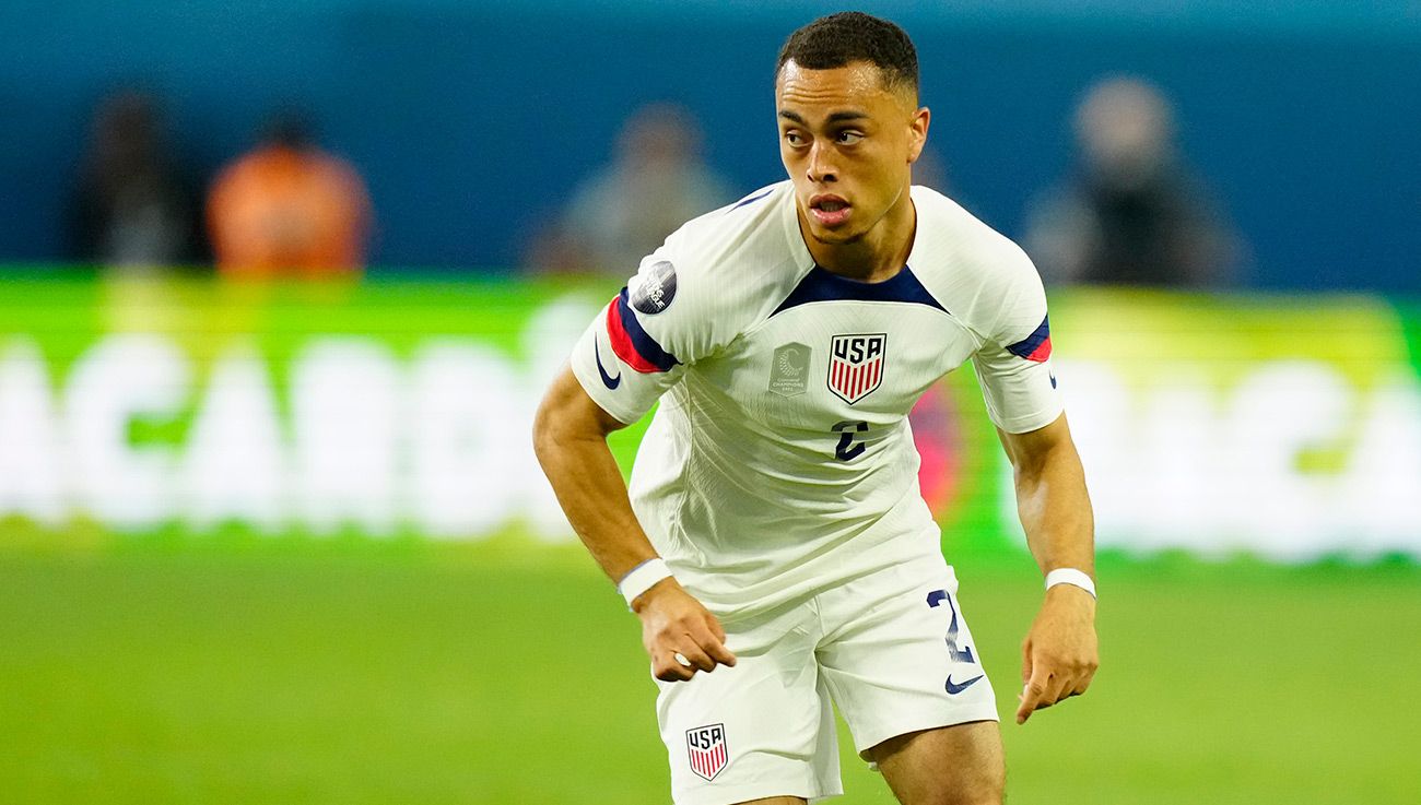 Sergiño Dest en un partido con Estados Unidos