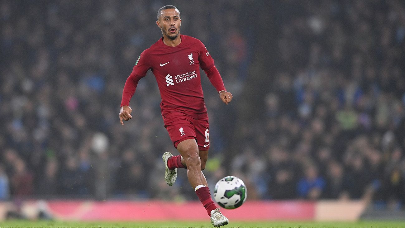 Thiago Alcántara en un partido con el Liverpool