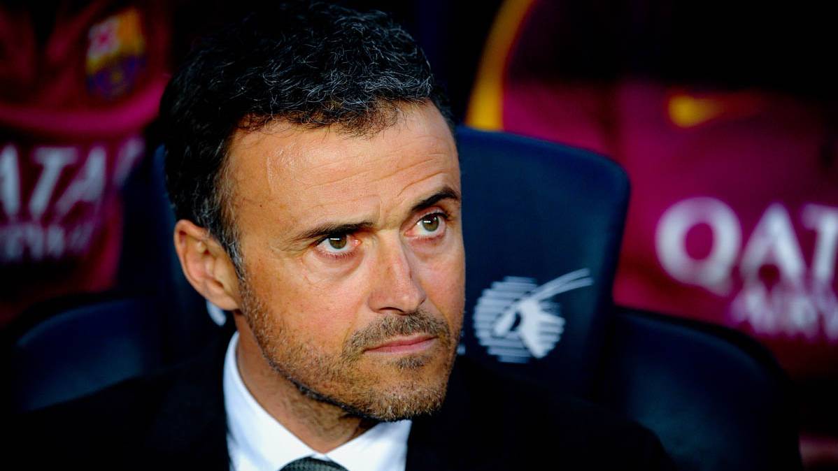 Luis Enrique, with serious gesture in the bench of the Camp Nou